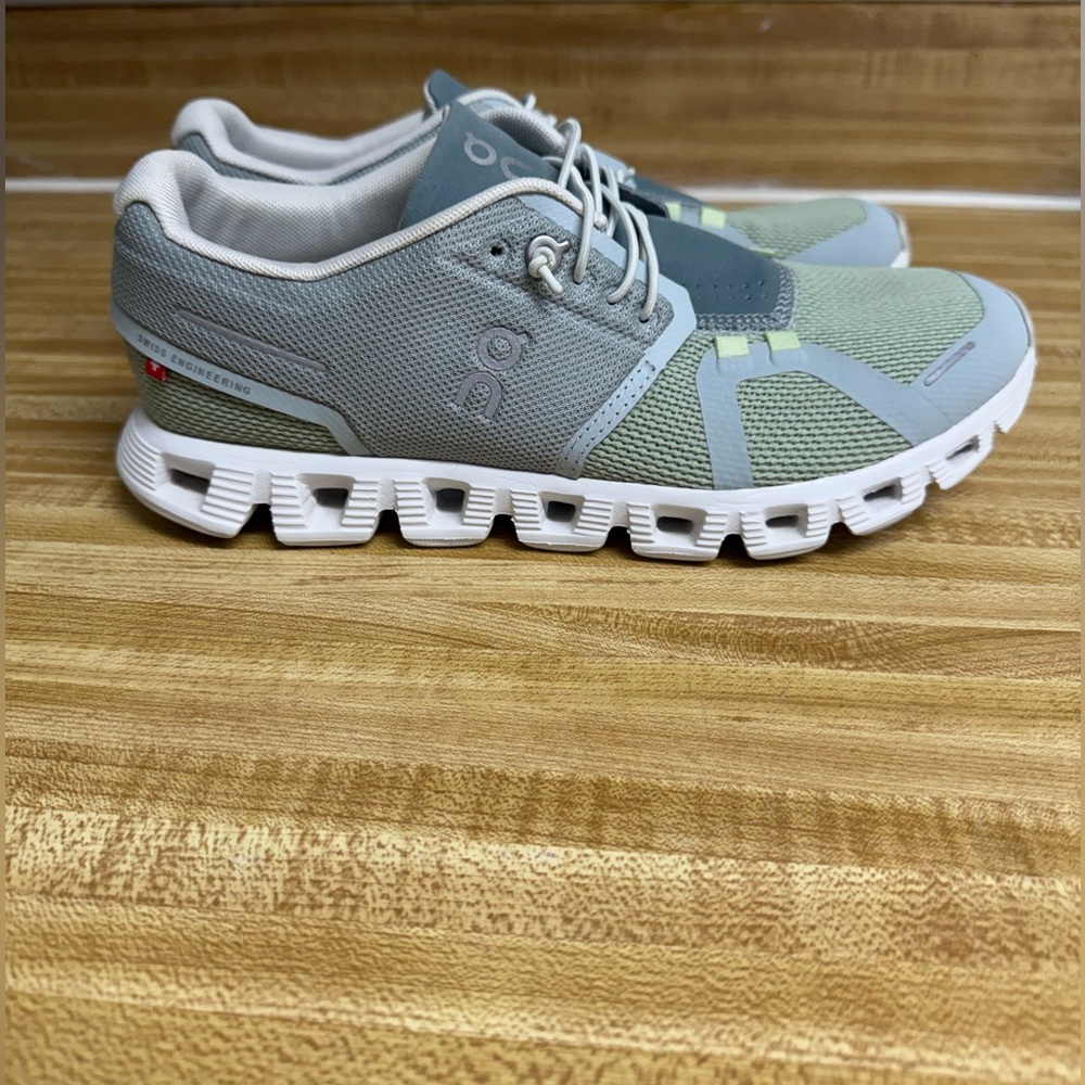 Women’s 7.5 Light Green and Teal On Cloud 5